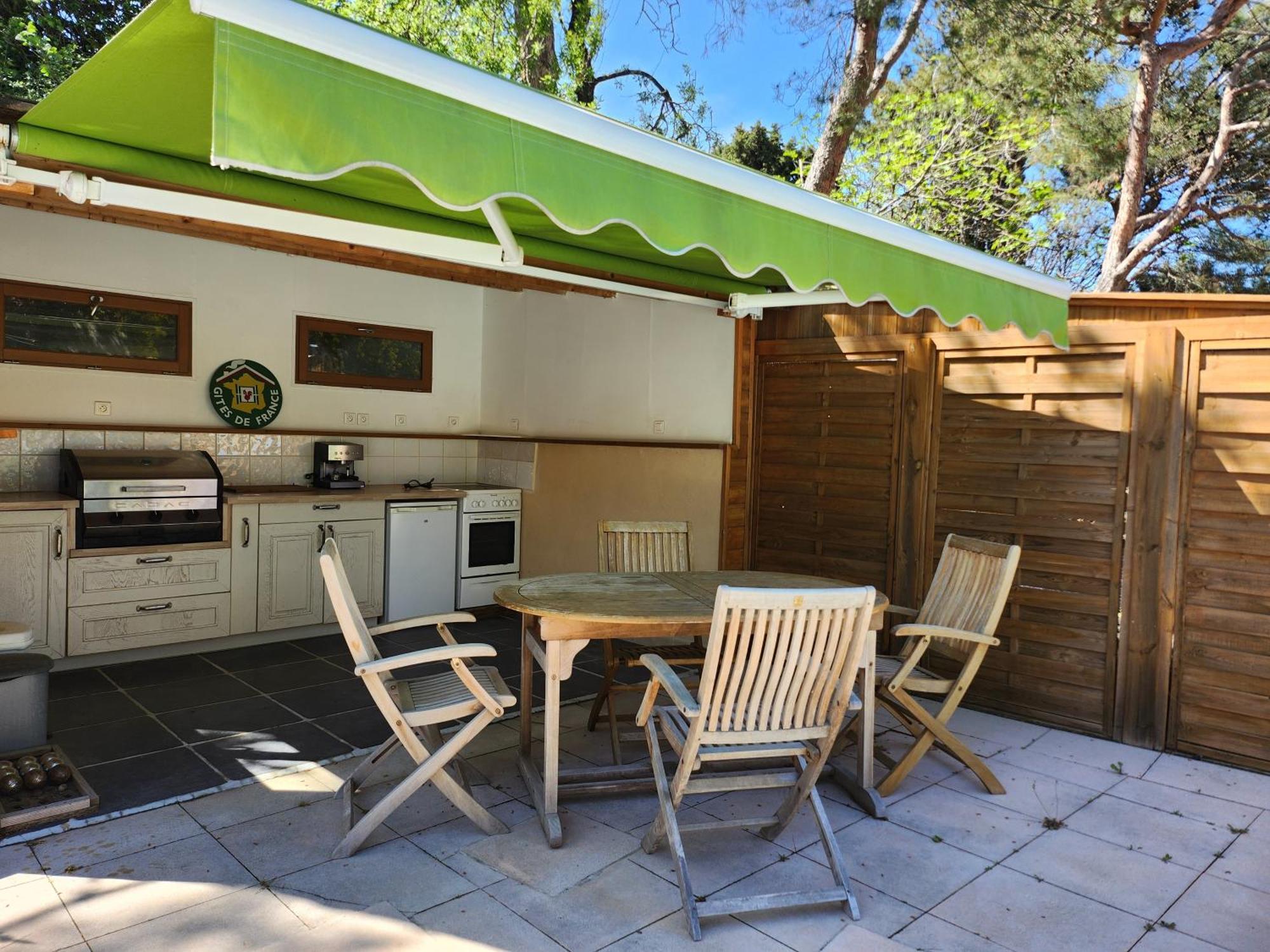 Bed and Breakfast Domaine Les Gendalis Saint-Saturnin-lès-Avignon Exteriér fotografie